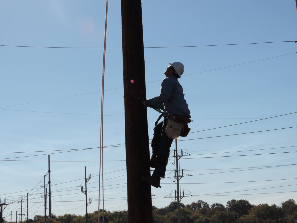 BGMU's tweet photo. Thank you to our linemen -- always on call and ready to serve! Happy Lineman Appreciation Day! #thankalineman https://t.co/tluDZbyDQH