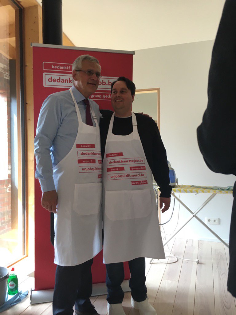 tumbamani's tweet photo. #PHS Dajo leert minister Peeters ramen poetsen #dedankbaarsejob we zijn fier op Dajo! #dienstencheques https://t.co/5EXBG3b1bc