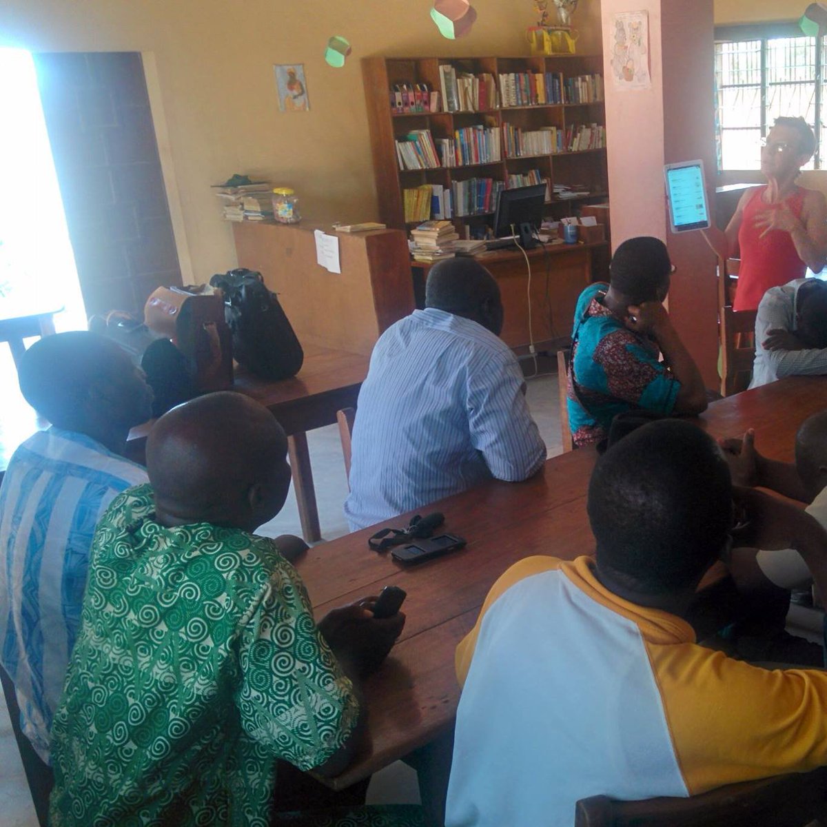 BSF_Inter's tweet image. Le #KoomBook, #médiathèque ultraportative, débarque au #Bénin, au Centre socioculturel #Okouabo de #Parakou ! #Culture #Education #Numérique