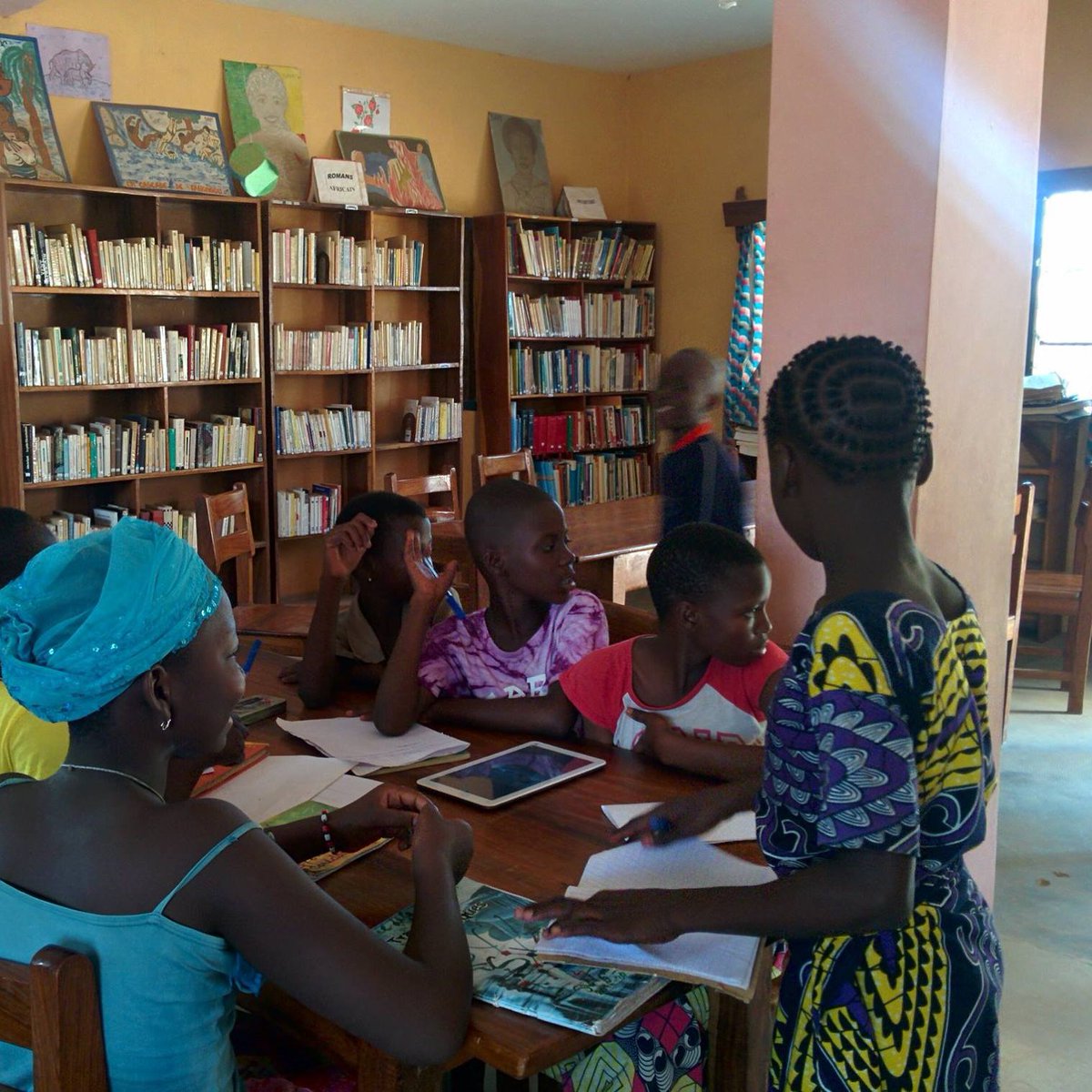 BSF_Inter's tweet image. Le #KoomBook, #médiathèque ultraportative, débarque au #Bénin, au Centre socioculturel #Okouabo de #Parakou ! #Culture #Education #Numérique
