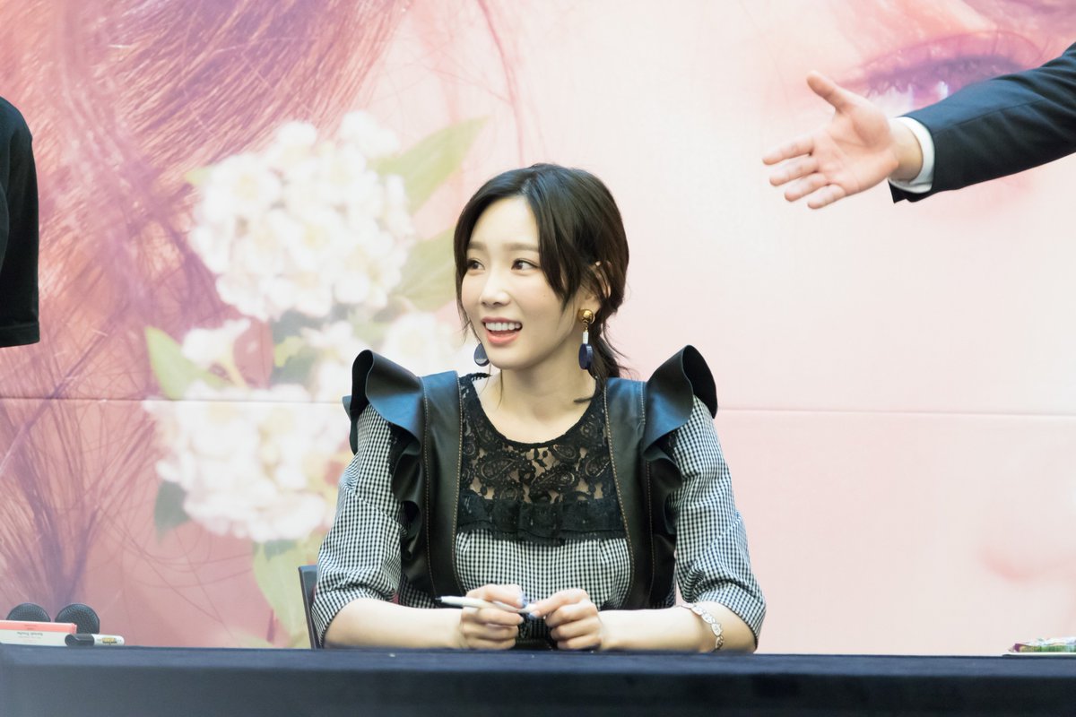 [PIC][16-04-2017]TaeYeon tham dự buổi Fansign cho “MY VOICE DELUXE EDITION” tại AK PLAZA vào chiều nay  - Page 3 C9sx-_7V0AgYfaC