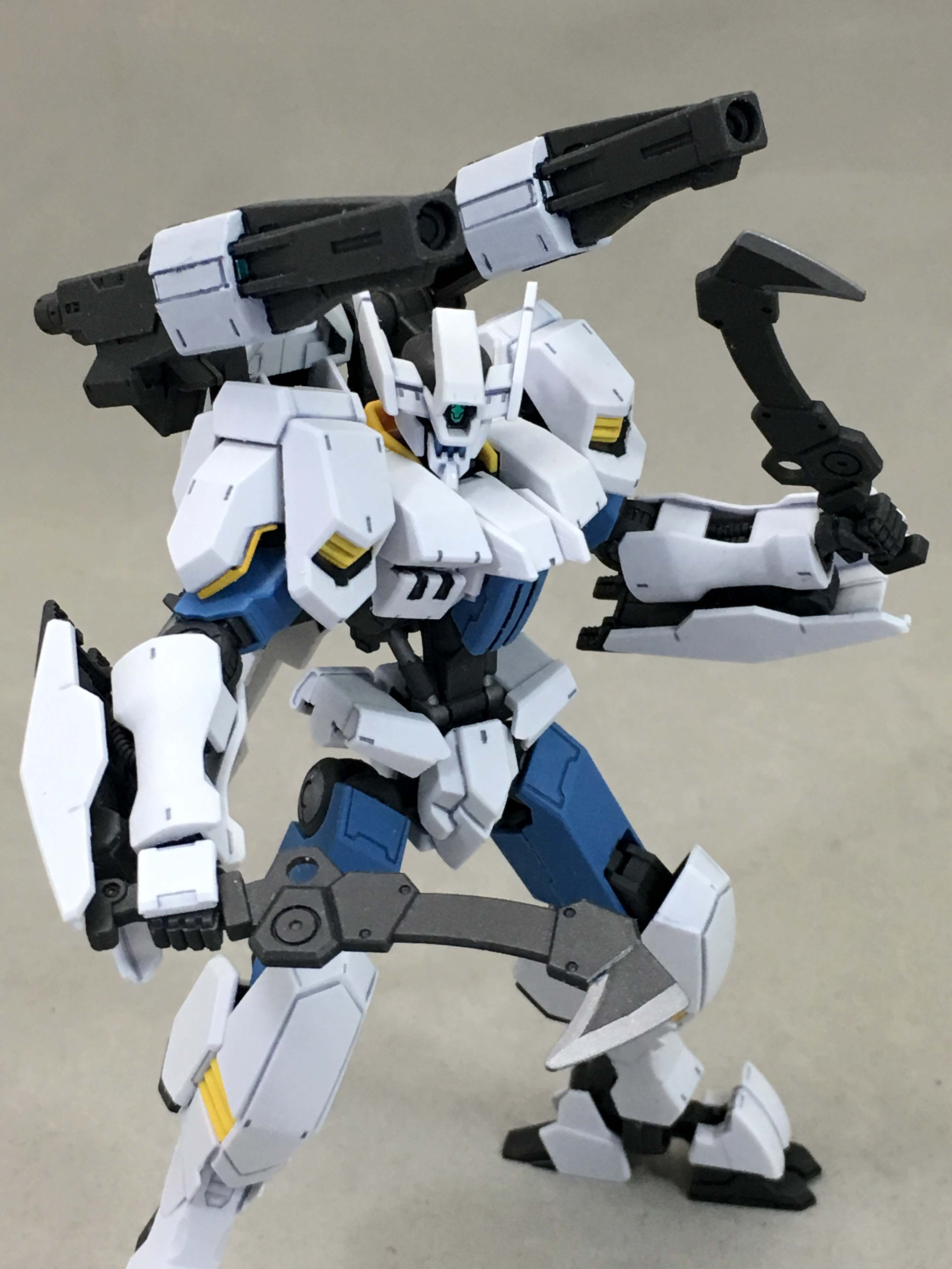 F A たちばな ガンダムフラウロス 厄祭戦時 のキットの商品説明には特に記載ないけども 砲撃モード への変形機構はある ロングバレルのキャノンとライフルを固定する流星号に比べるとバックパック周りは少し物足りないけども無機質な印象でこれもまた