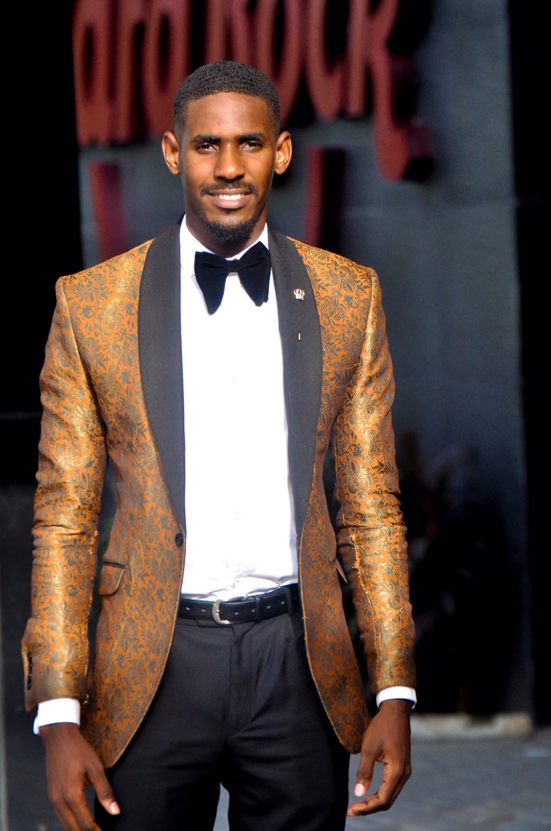 uc_jas's tweet photo. Perfect look for #Onari17 🤵🏾✨✨#imakeTuxedos #BlackandGold #Bespoke #menwithclass #mensfashion https://t.co/2pQ9Y1X61a