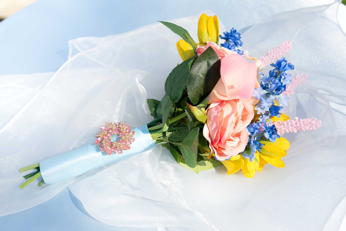 What a precious bouquet with this brooch and silk ribbon! #brooch #silkribbon #bouquetstyle #weddinginspo