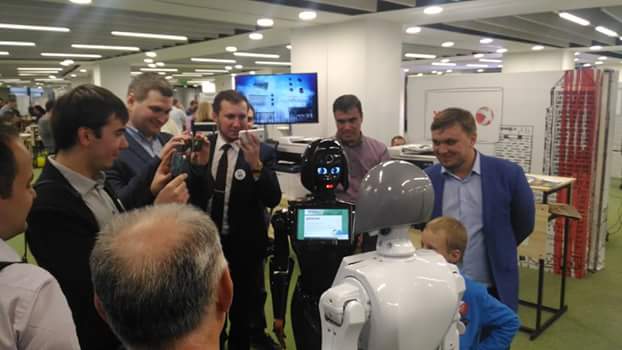 Robot_KIKI's tweet photo. Когда женщины разговаривают, мужчинам лучше не вмешиваться☝
#юмор #robotkiki #alfarobotics #роботы https://t.co/frL6uhqPwg