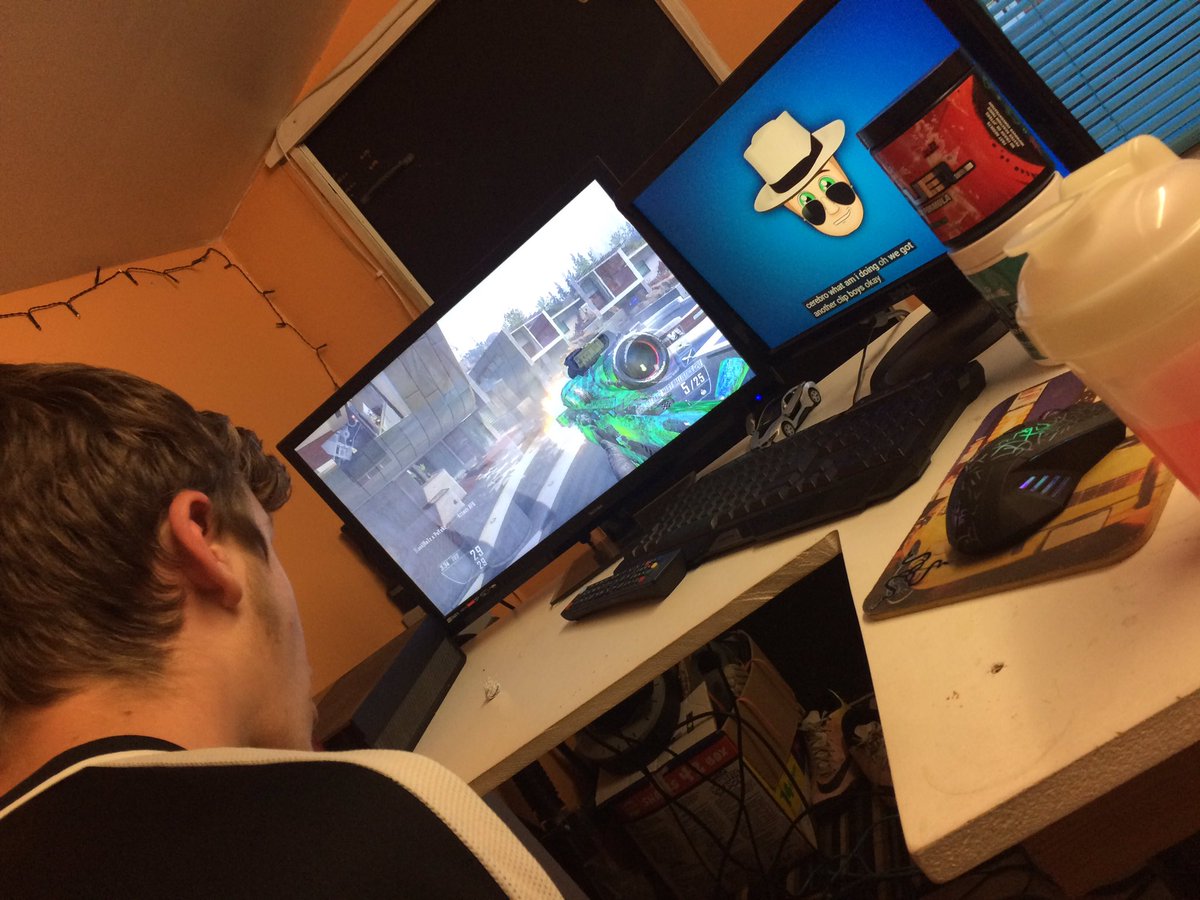 Its_StuartC's tweet image. Chilling with the man himself @TheRealOrbit_  such a sick setup 😝