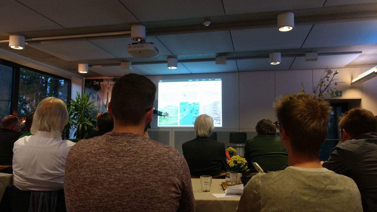 sanderrecule's tweet photo. Kamp C lezing hernieuwbare energielandschappen #thomasmore #ondernemerschap https://t.co/i5NR2Z0jv4