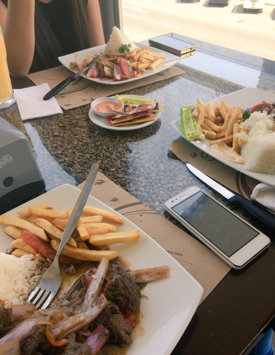 paloma3m1513's tweet photo. Almorzando entre amigas y chismeando de todo jeje #sarcletti #amigas https://t.co/g1NfvWK1Sf