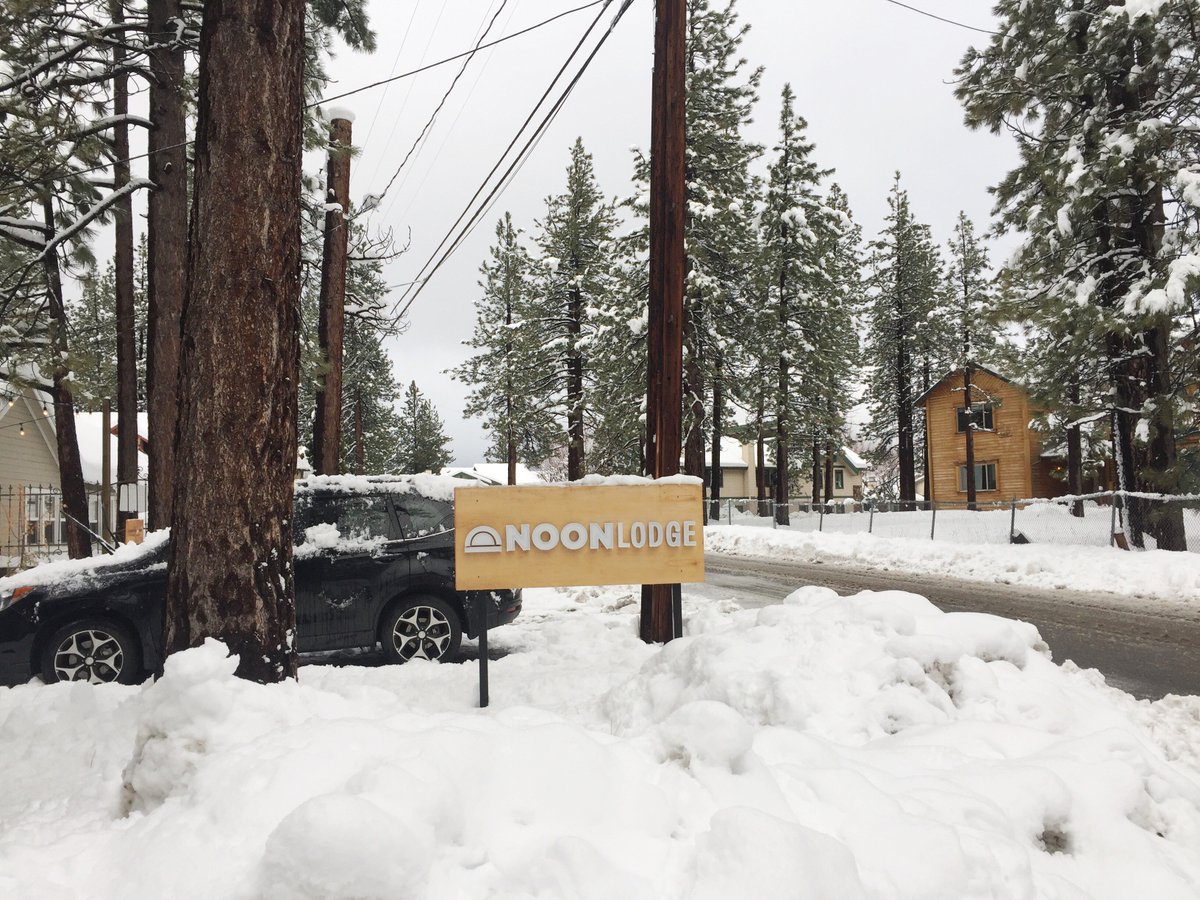 TheCoolHipMom's tweet photo. Loved our Big Bear getaway at Noon Lodge (this Winter). SO MUCH SNOW... https://t.co/5BvzpbkIqJ #BigBear #NoonLodge #WinterWonderland https://t.co/buVPOZI4by