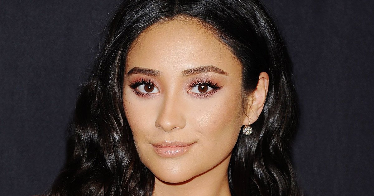 MakingItUpSPMU's tweet image. "Pretty Little Liars" Star Shay Mitchell Found Her Twin At Coachella crwd.fr/2pqT29o