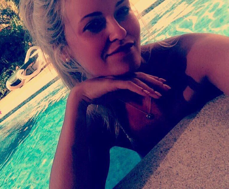 DaisyRobins's tweet photo. Who'd have thought you could swim over Easter weekend it's that warm #hellosunburn https://t.co/gNQqtgolmY