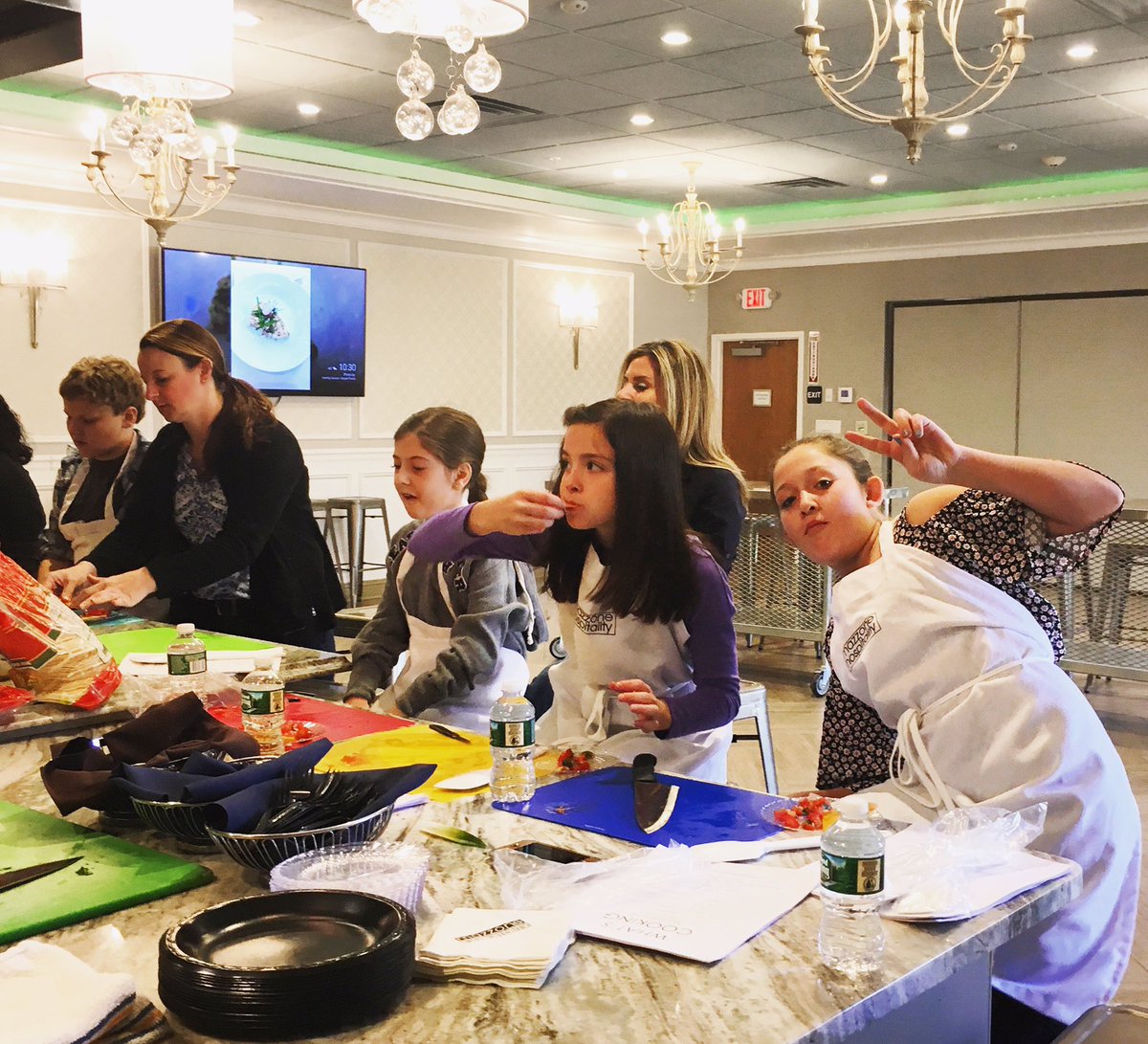✌🏻❤️ and  🌮  #mhcookingclass 🥑🍅👩🏻‍🍳 Join is THIS THURS , April 20.. for kids pizza and pasta class 🍕 🍝  SIGN UP: Mazzonehospitality.com/classes