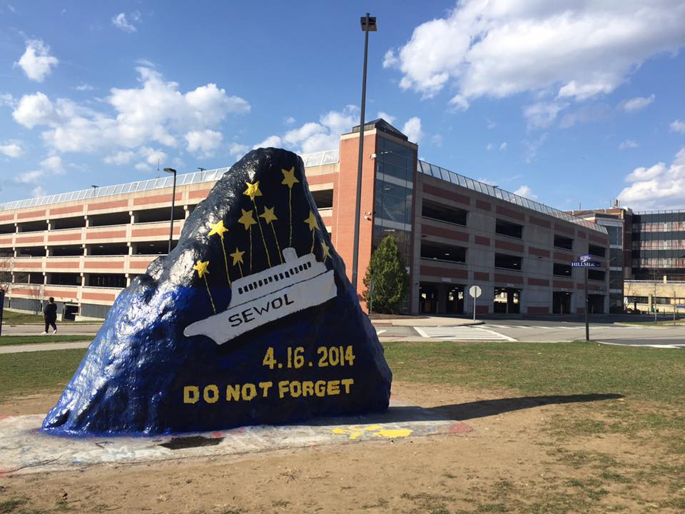 우리가 잊지 않고 기억 해야 하는 이유는,
우리 아이들이 잊지 않고 기억하게 하기 위함입니다.
잊지 맙시다.
아무리 아프고 힘들다 하더라도,
기억 합시다.
오늘 우리에게 주어진 역사의 몫입니다.