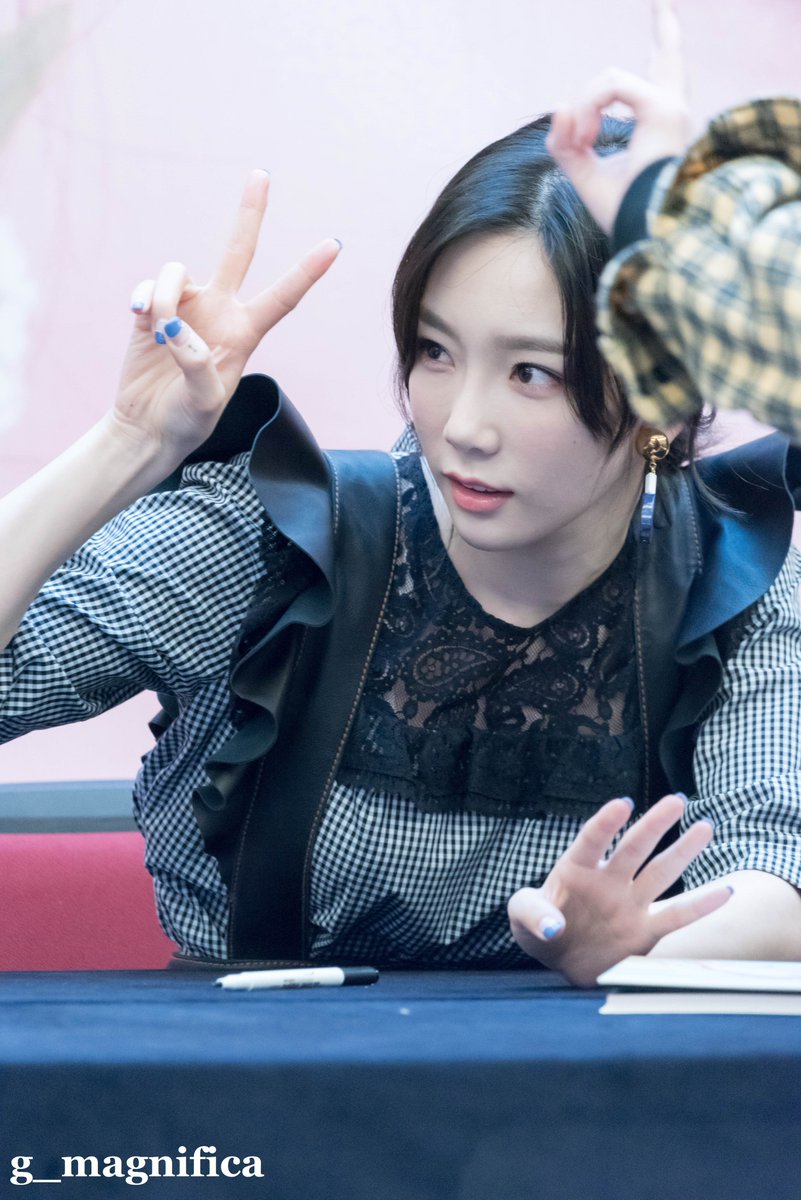 [PIC][16-04-2017]TaeYeon tham dự buổi Fansign cho “MY VOICE DELUXE EDITION” tại AK PLAZA vào chiều nay  - Page 3 C9tB77ZUIAEna3J