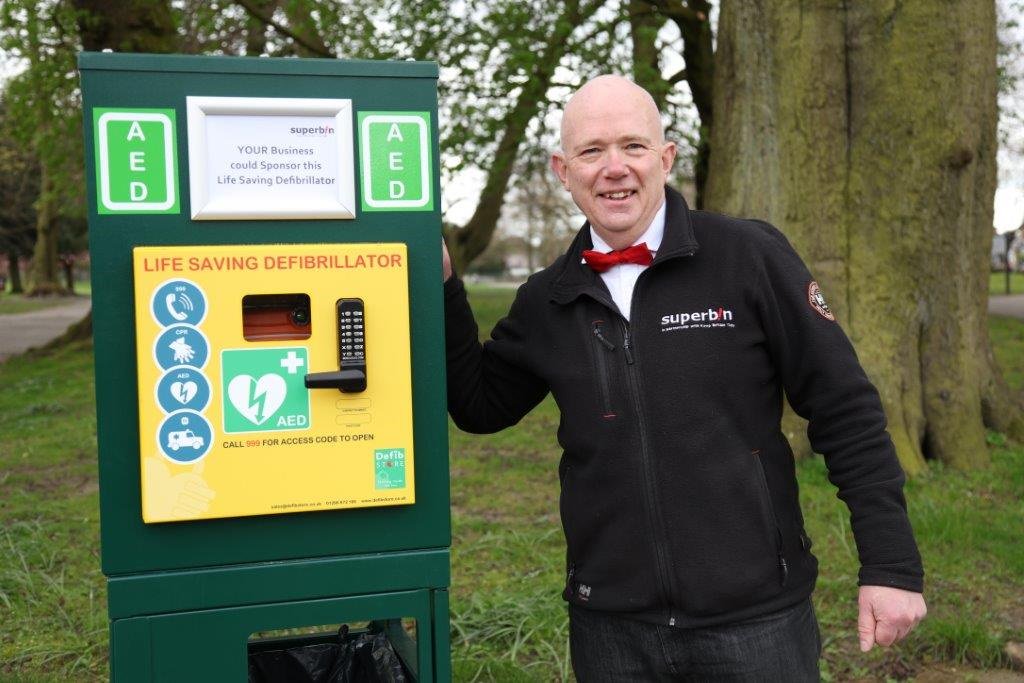 MessengerNews_'s tweet photo. World’s first solar-powered defib inside bin installed in park https://t.co/9TCFvMj1a6 https://t.co/ynWlGoKSwJ