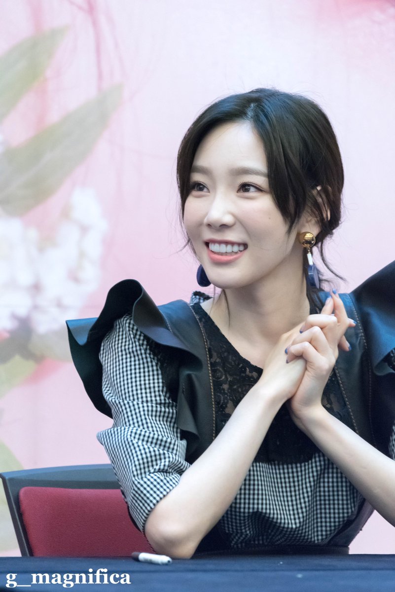 [PIC][16-04-2017]TaeYeon tham dự buổi Fansign cho “MY VOICE DELUXE EDITION” tại AK PLAZA vào chiều nay  - Page 3 C9tCEj_UIAIGgJj