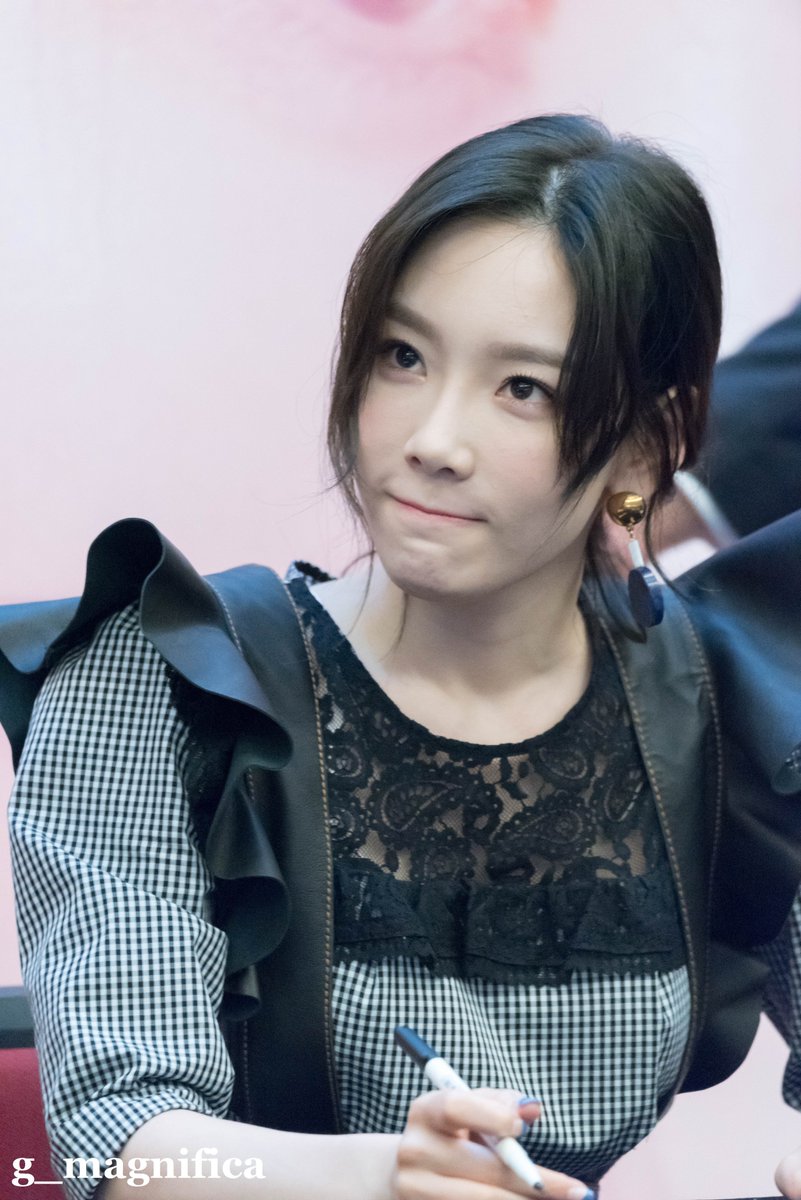 [PIC][16-04-2017]TaeYeon tham dự buổi Fansign cho “MY VOICE DELUXE EDITION” tại AK PLAZA vào chiều nay  - Page 3 C9tCbeuV0AE7YeL