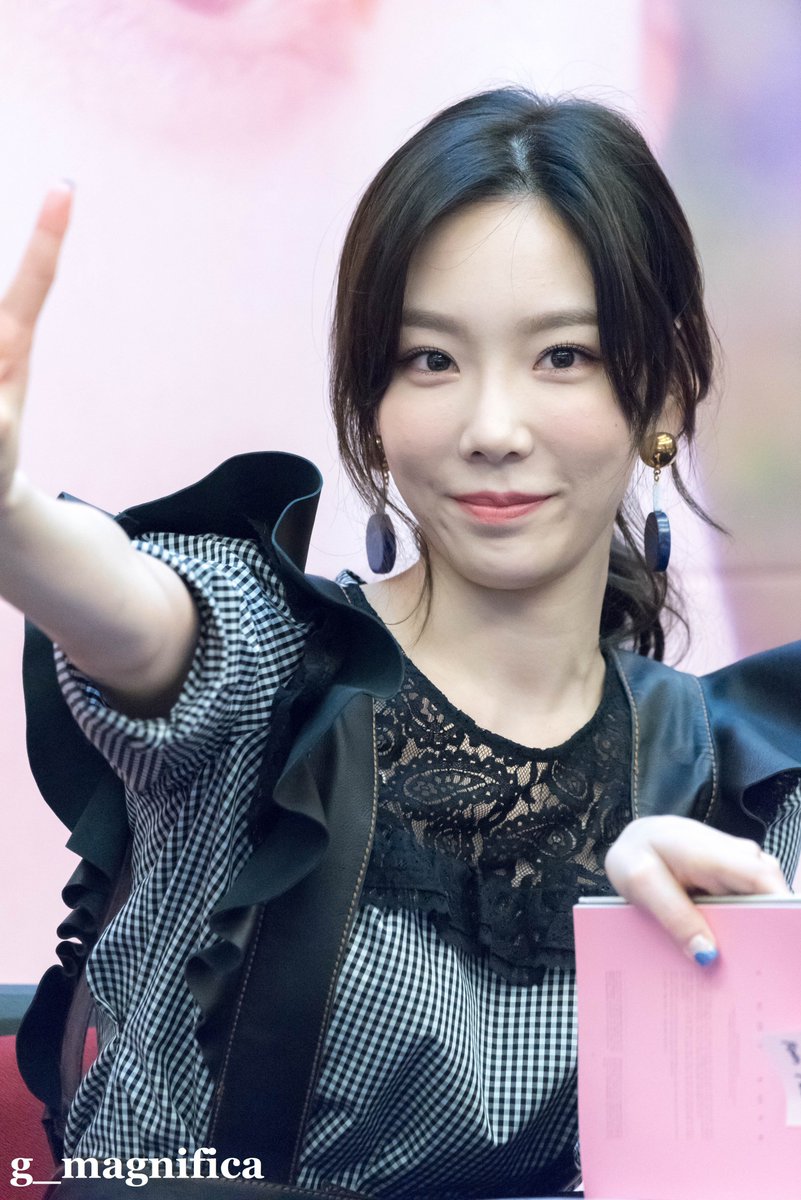[PIC][16-04-2017]TaeYeon tham dự buổi Fansign cho “MY VOICE DELUXE EDITION” tại AK PLAZA vào chiều nay  - Page 3 C9tCevsUQAAWl15