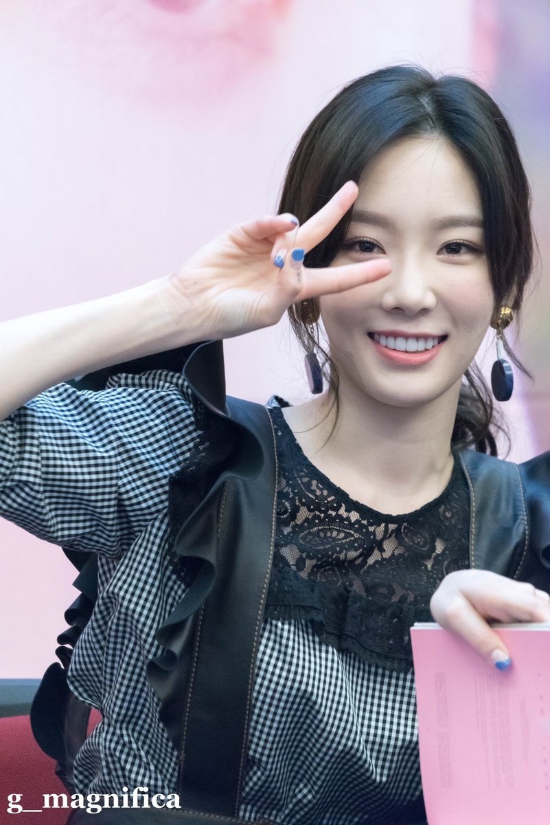 [PIC][16-04-2017]TaeYeon tham dự buổi Fansign cho “MY VOICE DELUXE EDITION” tại AK PLAZA vào chiều nay  - Page 3 C9tCfNZVwAE5-PS