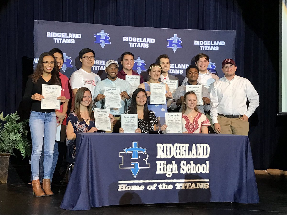 mcsinfo's tweet photo. Congratulations @gorhstitans! #GraduationGoals 🎓 https://t.co/nn5GOePxi6
