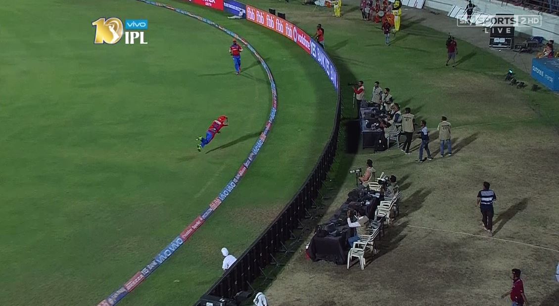 SkyCricket's tweet photo. Incredible catch from Brendon McCullum but Gayle survives as the fielder's sun hat flicks the boundary cushion. Six! https://t.co/ZkuB6yRkks https://t.co/0AvliYSDul