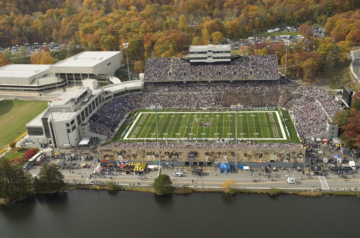 Henley5J's tweet photo. Beyond Blessed to have received my first offer from Army Westpoint! #GoArmy #Beatnavy https://t.co/iSfPqDNA7n