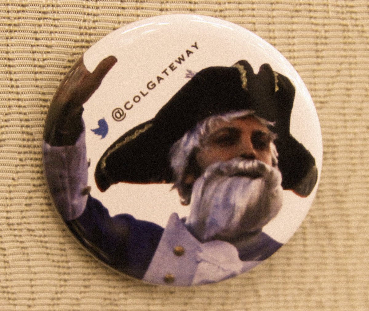 ColGateway's tweet image. Let thy Col. wave on in your heart, on your heart. Retweet and ye could thy pin! #ColGpincontest