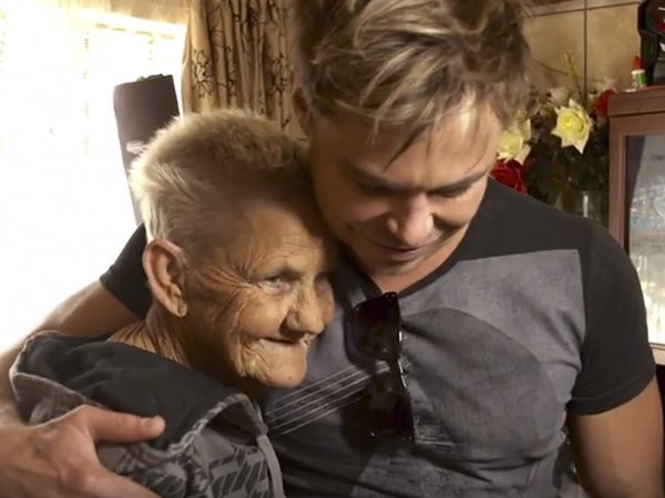 "Toe ek haar sien, het ek geweet ek moet vir haar ’n song skryf.”   huisgenoot.com/vermaak/kyk-vi… #InJouSkoene