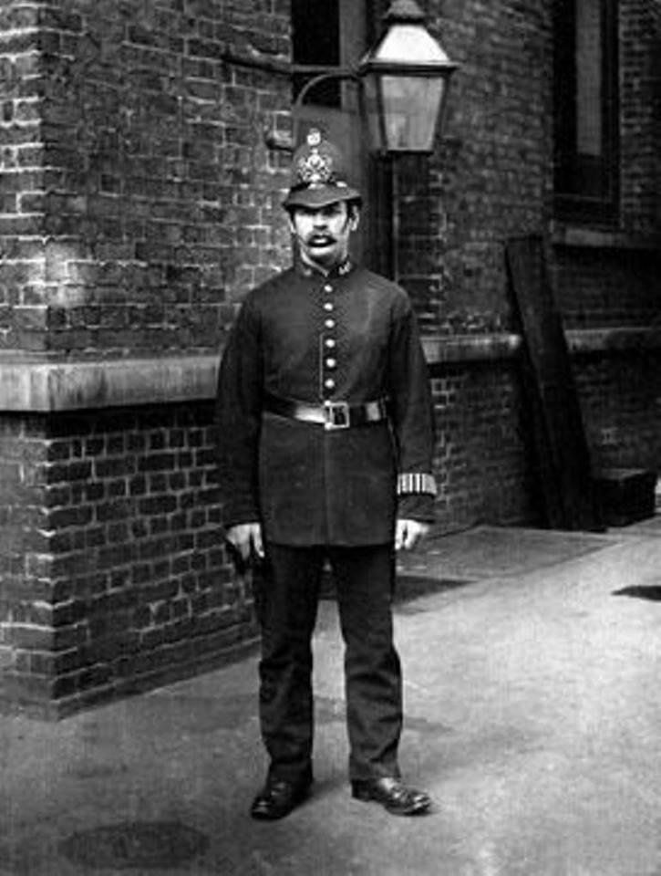 Londonist's tweet photo. In photos: London in 1890 https://t.co/ef8liRhyVH https://t.co/SpRbKzSSEb