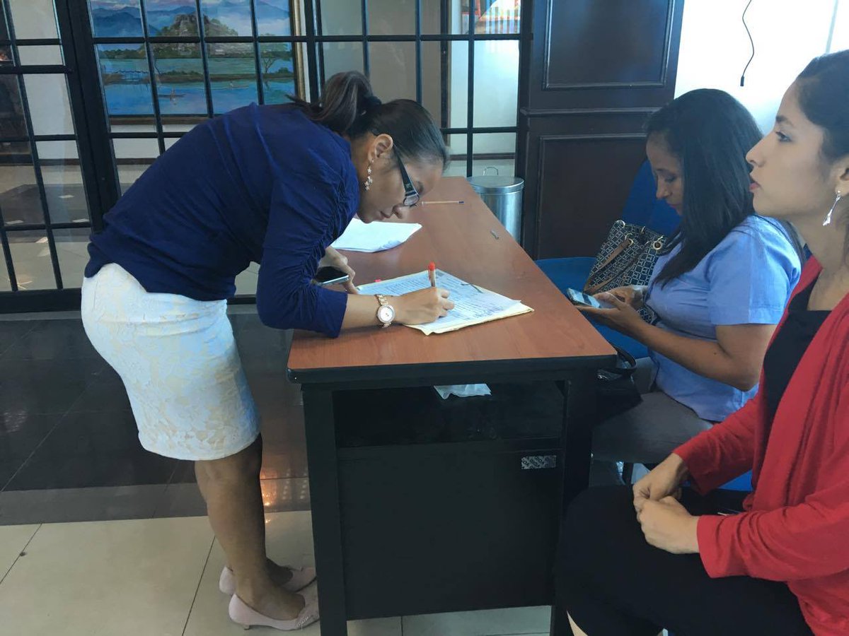 DinarpEc's tweet photo. Ciudadanía procede al registro previo a la #RendiciónDeCuentas del Registro Mercantil de Babahoyo. #RevoluciónRegistral #RMB2016 https://t.co/vSx2QaWlmK