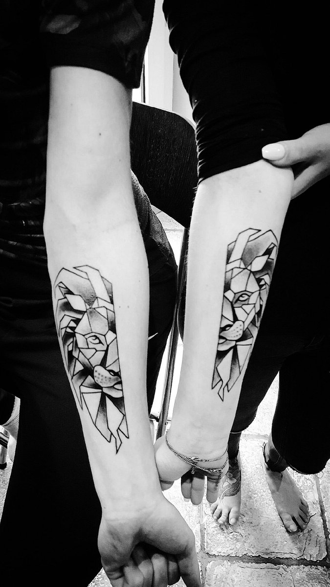 A_COLOR_TRIP's tweet photo. #tatouage de lion fait à #lyon par WonderDom ! https://t.co/xwiummr0Ef