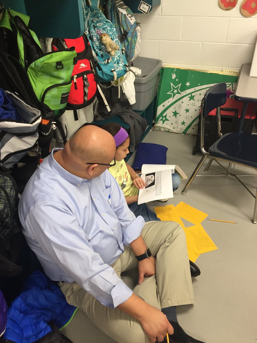 aapostolakis3's tweet photo. Our Publishing party! Nonfiction books! #ridgeliteracyday https://t.co/6abDZsT1iM