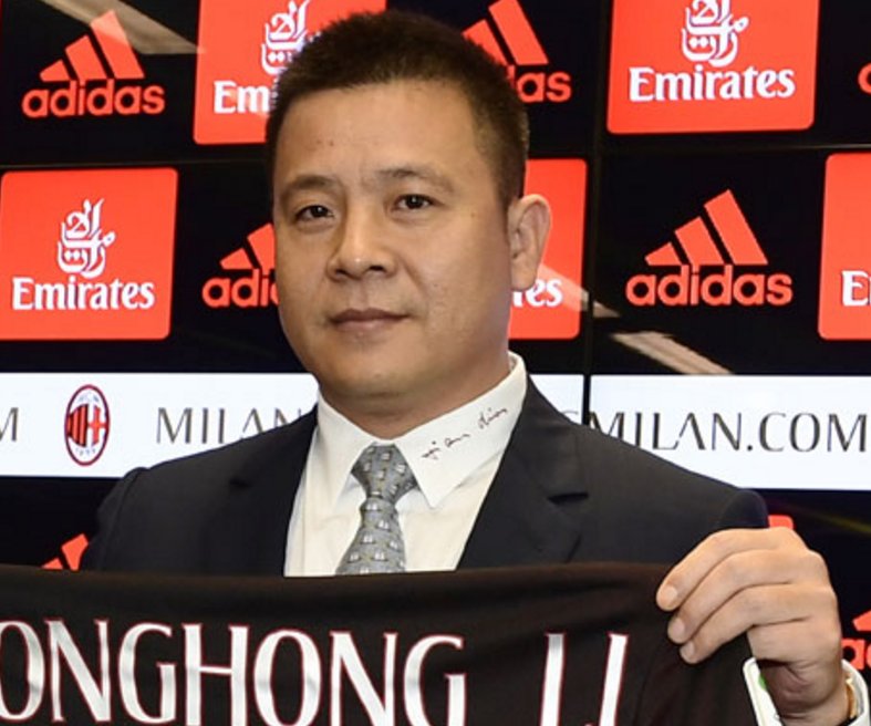 tackleduro's tweet photo. Cosa c'era scritto sul colletto della camicia di #YonghongLi? Ve lo dice #CartellinoRosa, la rubrica di #NathalieGoitom su @qn_giorno https://t.co/n4MVGhO03e