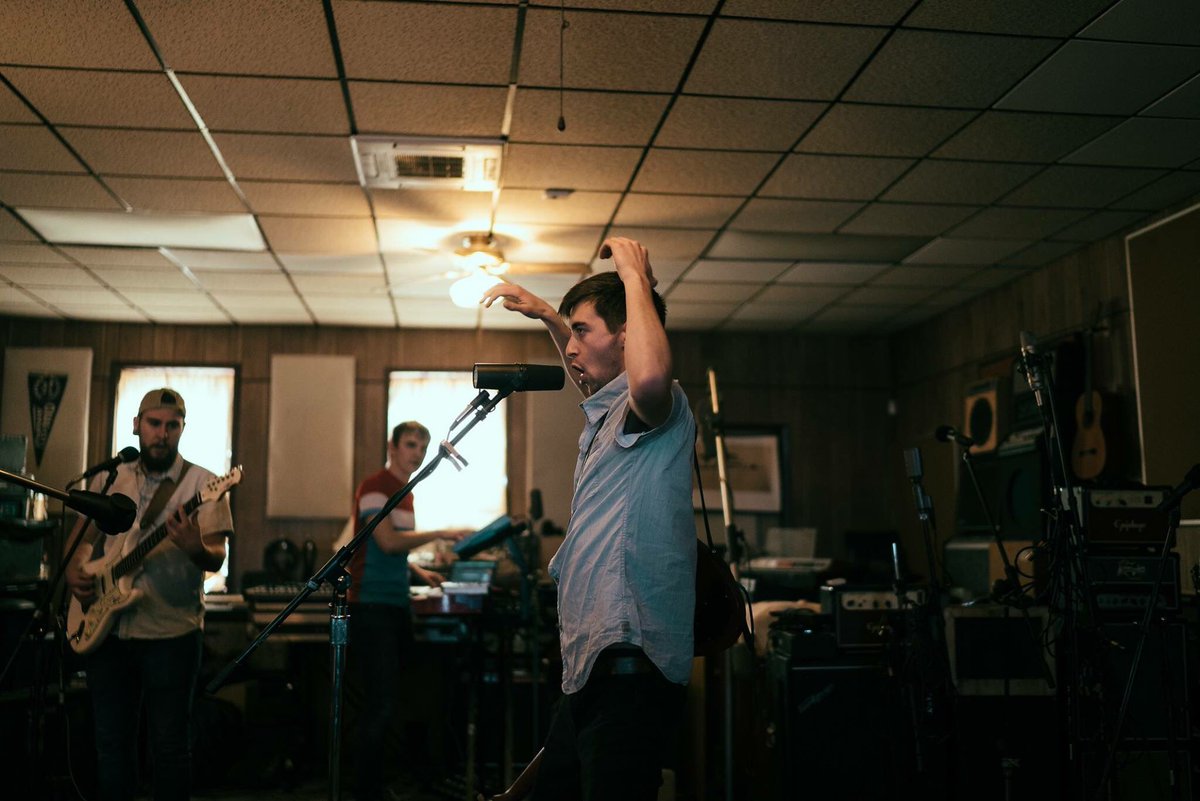 halflovesband's tweet photo. 4.25 - Davenport @moellernights (Raccoon Motel)
4.26 - Cedar Falls @IPRStudioOne
4.29 - Des Moines @VaudevilleMews (GDP Fest)
π·: @jonaroni https://t.co/0WBgiB0oKL