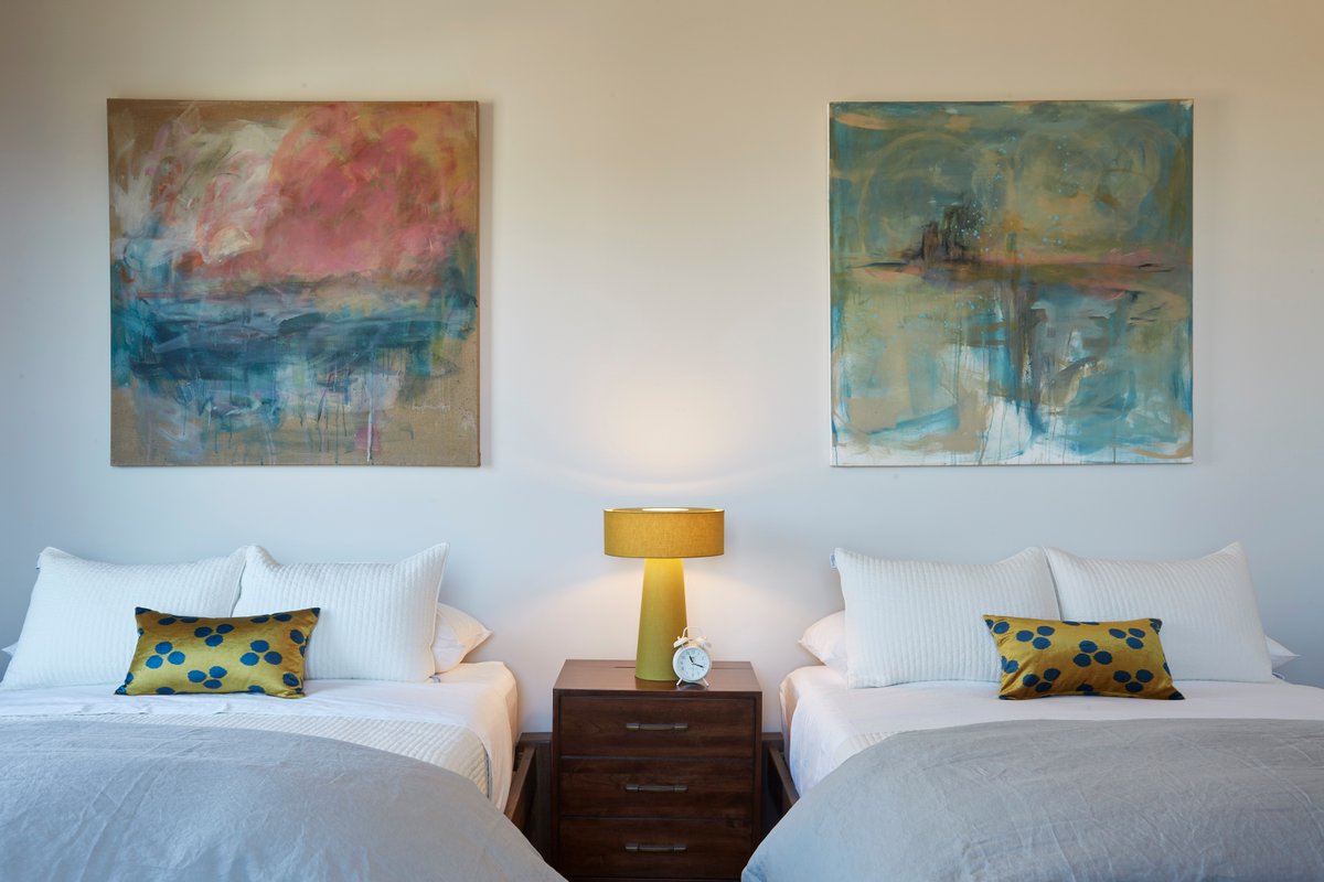 KinnGuesthouse's tweet photo. Come stay here while in MKE. 8 luxury suites, private kitchen. Entire hotel to yourselves. @Bucks @visitmilwaukee @TravelWI https://t.co/5eF2mp1s5U
