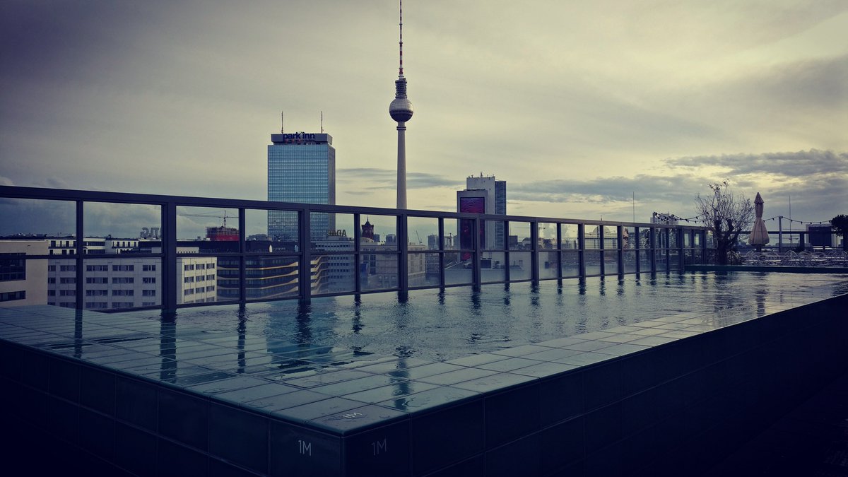 nachtsnuiver's tweet photo. In Berlin, deel II. Met #Ronvandekerkhof - @FidelityKastrow #Stereo33 #Sameheads #Sisyphos https://t.co/s2gftWtLS0 #fiesta #ostern https://t.co/P7mY3916Cd