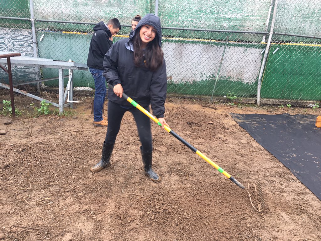 61944Guinn's tweet photo. working hard or hardly working? #LOsoilchem https://t.co/K9ctZbOx7i