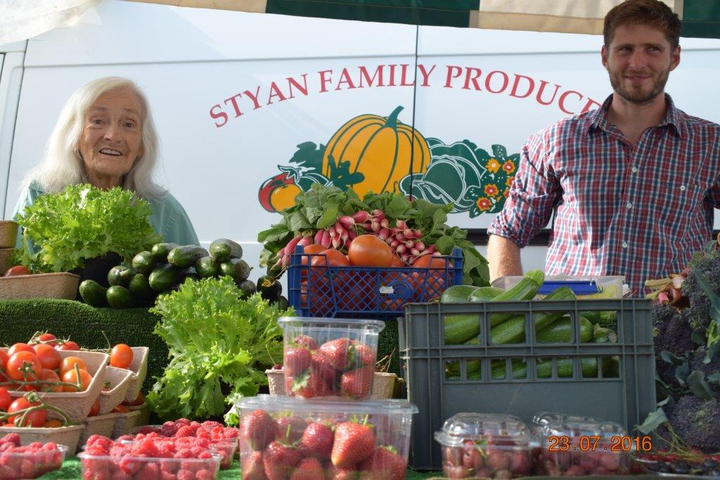 The first of the new season asparagus from <a href="/Styanfamproduce/">Styan Family Produce</a> £3.50 250g bunch or 2 for £6. It may even have some tomatoes! #lovincotswolds