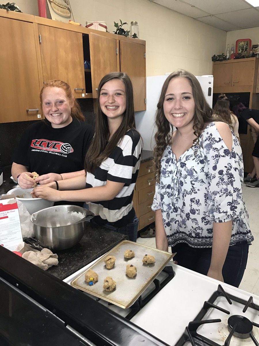 theFACSofLHS's tweet photo. "Clean out the Cabinets" lab in NW! Students found/created recipes using available ingredients and/or substituting missing ingredients. https://t.co/C2nAiZOpn9
