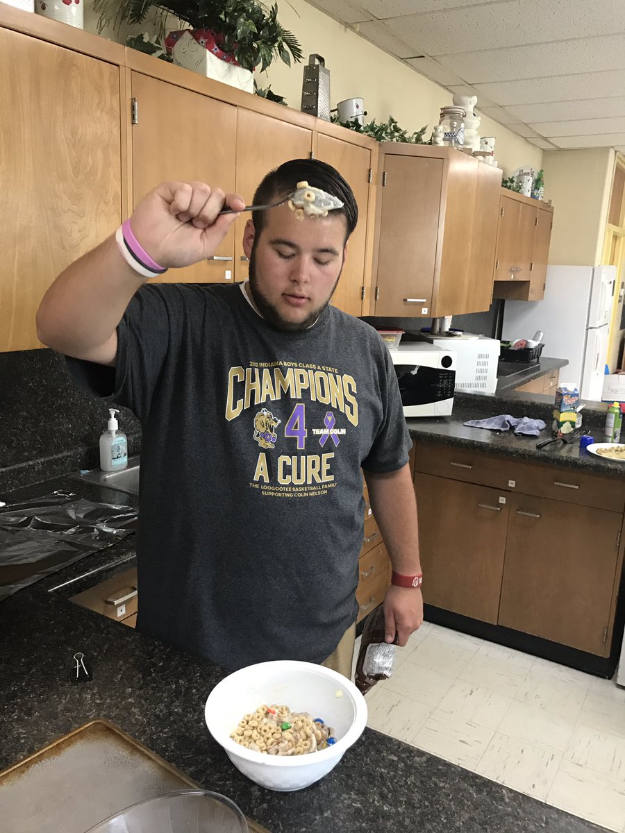 theFACSofLHS's tweet photo. "Clean out the Cabinets" lab in NW! Students found/created recipes using available ingredients and/or substituting missing ingredients. https://t.co/C2nAiZOpn9