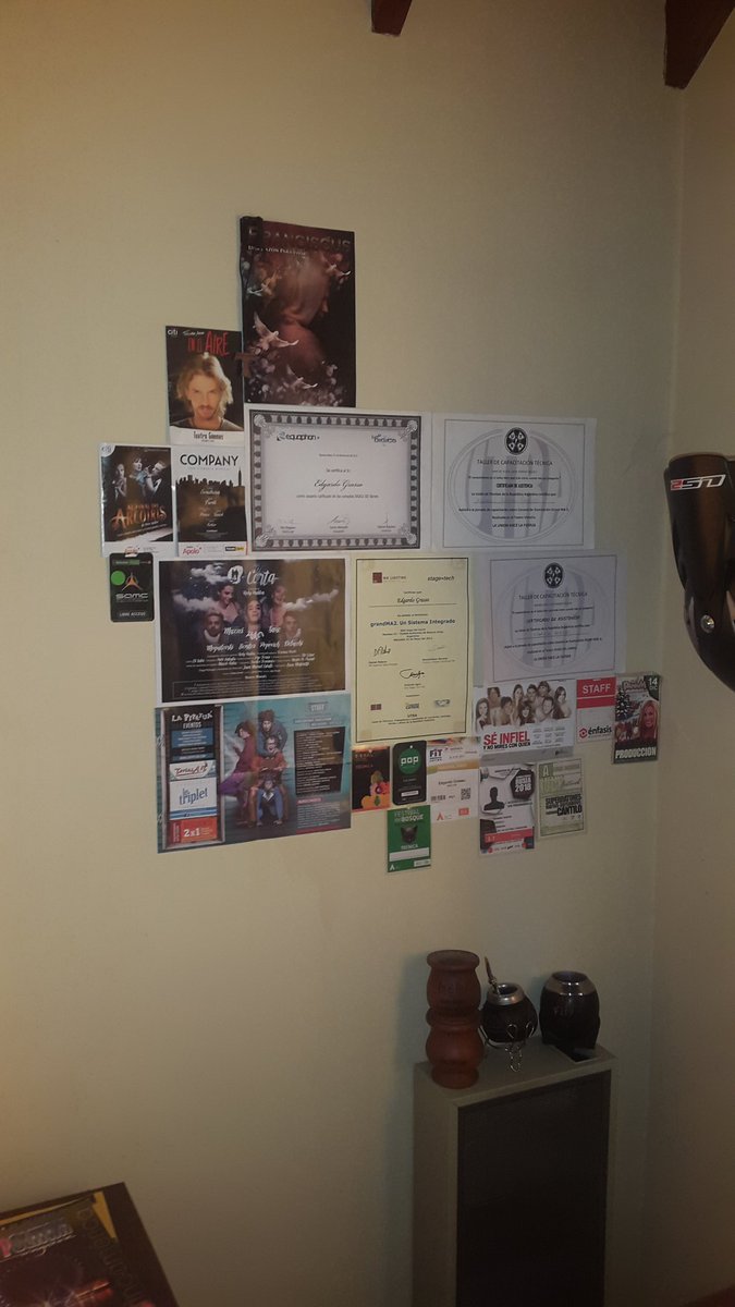 fitograssook's tweet photo. Ademas trabajo en casa, mas mi nuevo #workwall https://t.co/OcTN6VuhJu