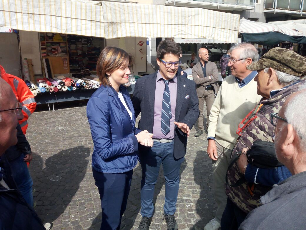RobertoFra21's tweet photo. @comilara al mercato storico di Robbio incontra i cittadini insieme al sindaco @RobertoFra21 e ascolta le priorità di tutti @Siamo_Italiani https://t.co/SuyQvvnWCW