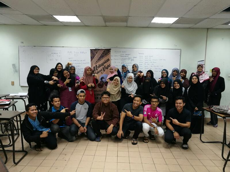 IIUMLAF17's tweet photo. [MCN UPDATE] 
After final touch meeting Malaysian Cultural Night. 

#MCNcommittees
#RoadtoMCN
#LAF17
#RavishingArtisanandHeritage https://t.co/5tJrHTsvAF