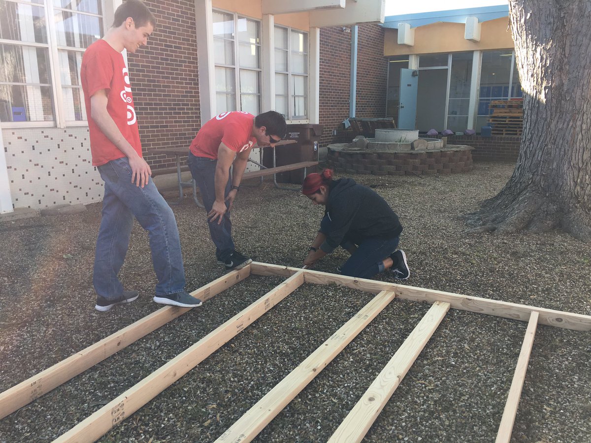 SamTheHam2190's tweet photo. #T2190 at it again! #Volunteering is in our hearts! #gardenproject @brandonsmitha @CDCahill https://t.co/MrrqJl1455