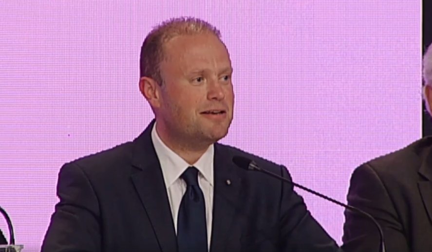 TelevisionMalta's tweet photo. Il-PM jsostni li la hu, la martu u lanqas xi membru tal-familja m'għandhom kontijiet  ... - https://t.co/DebOKnuL0U https://t.co/mPOdFkGW6l