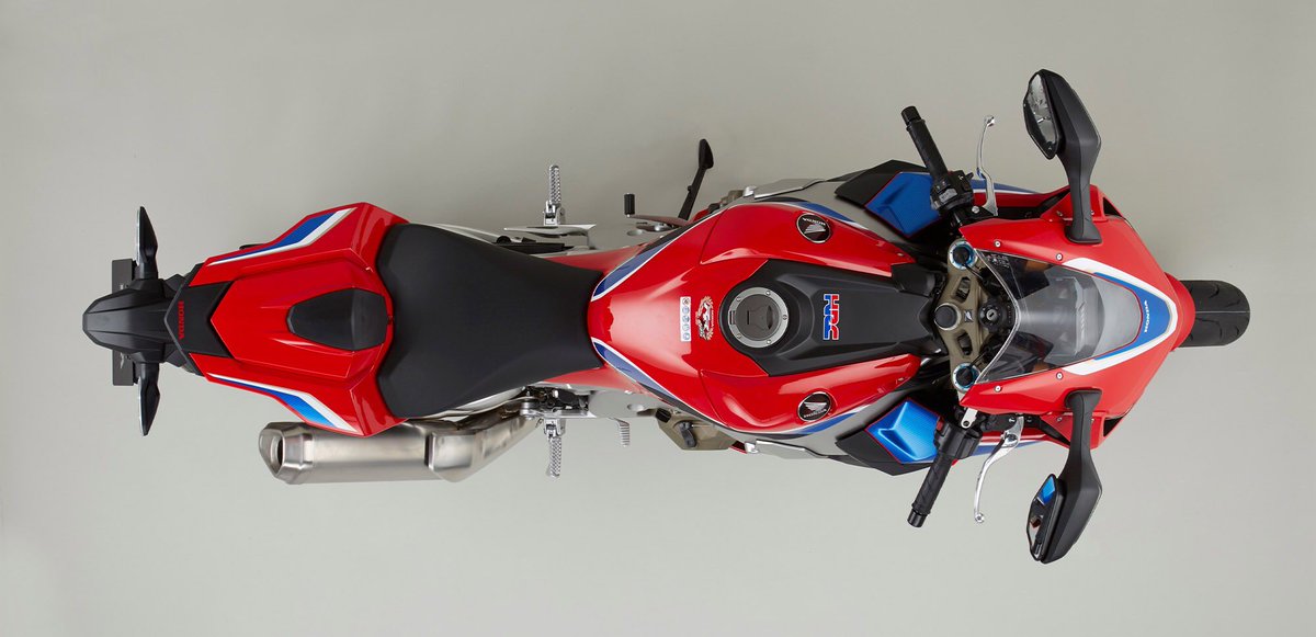 Rober_RSV4's tweet photo. New Honda CBR 1000 RR SP2 '17 😍😍 #öhlins #brembo #marchesini #racingkit https://t.co/pfmiCCdWfx