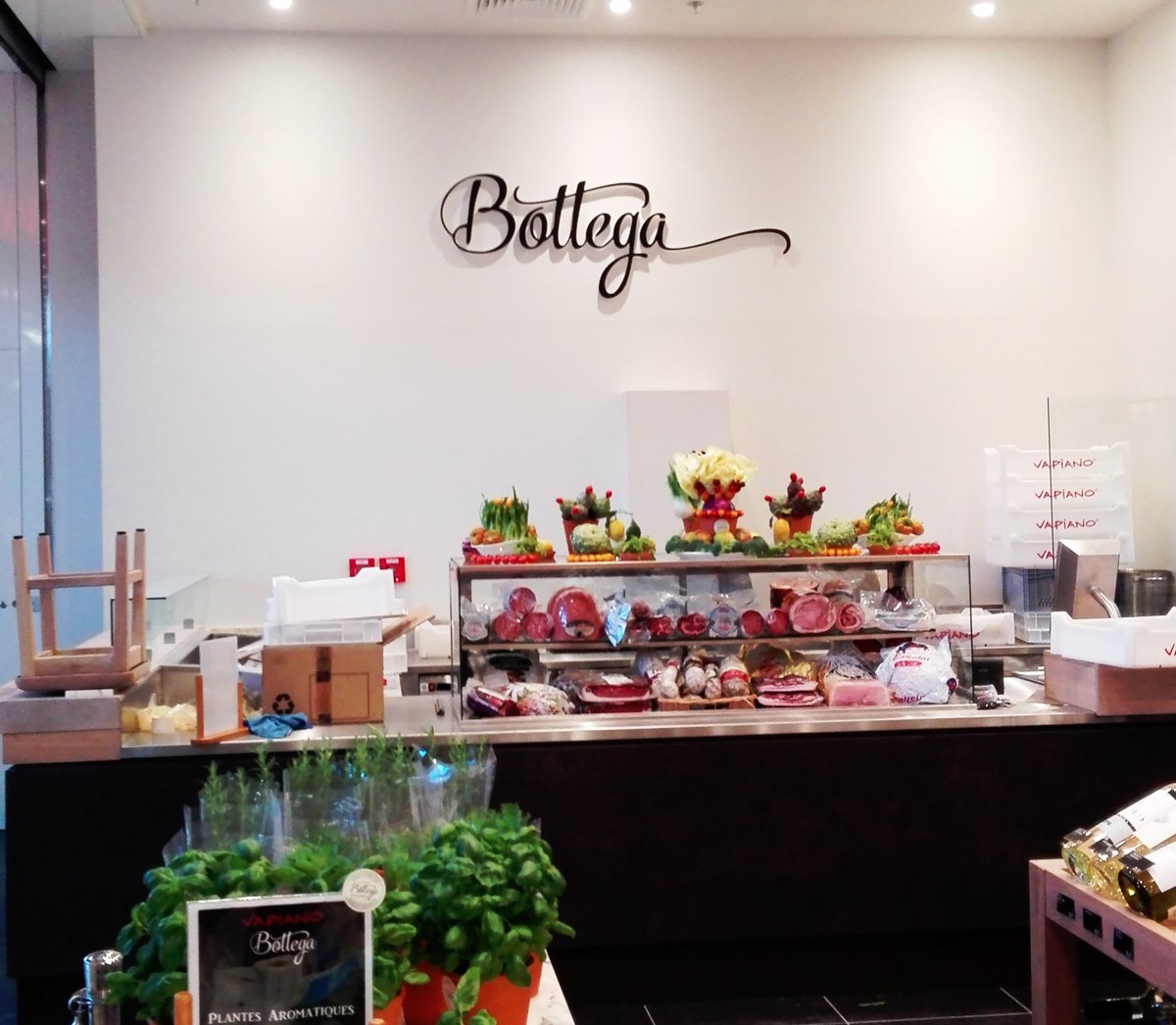 Finesse et élégance pour ces #enseignes en #lettreLED Diamond du restaurant Vapiano de Paris La Défense.