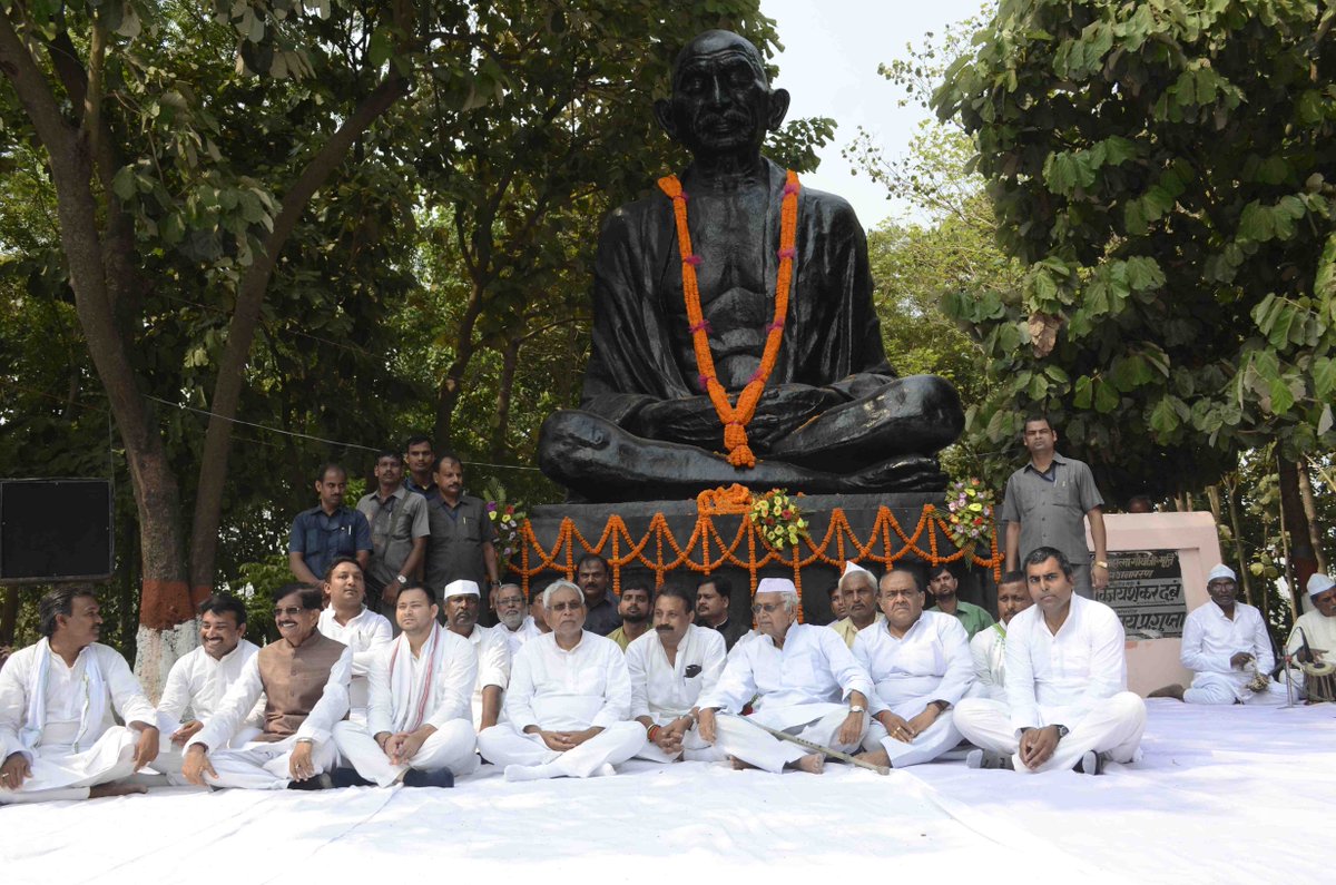 NitishKumar's tweet photo. चंपारण सत्याग्रह शताब्दी समारोह के अवसर पर पू.चंपारण में चंद्रहिया से आयोजित गांधी स्मृति यात्रा में भाग लेते हुए
https://t.co/92rR0F1VxV https://t.co/8MLEZ7i2GH