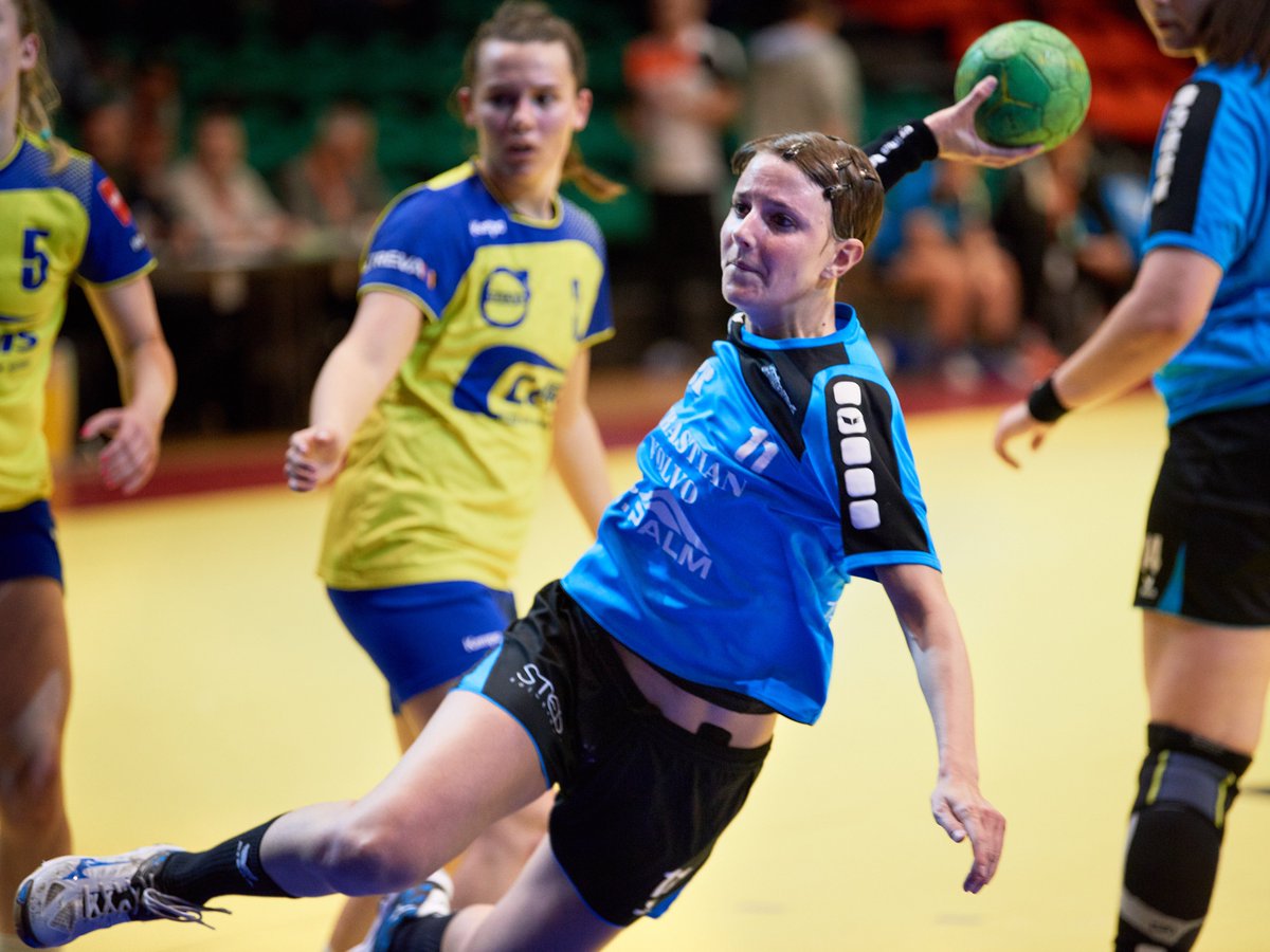 VHVhandbal's tweet photo. De finale van de Beker van België bij de dames @FeminaVise en @HBSintTruiden door de lens van Alain Decamps https://t.co/bkfFZwbqoy https://t.co/pRqYcp9KLJ