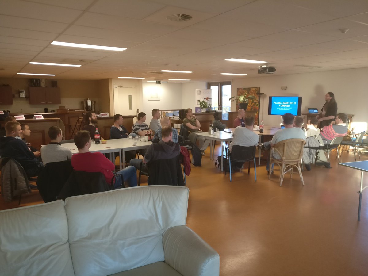 PHPFRL's tweet image. Live Docker demo&apos;s by @mvriel !  Look how this crowd reacts #crazy #phpfrl #applause #fun